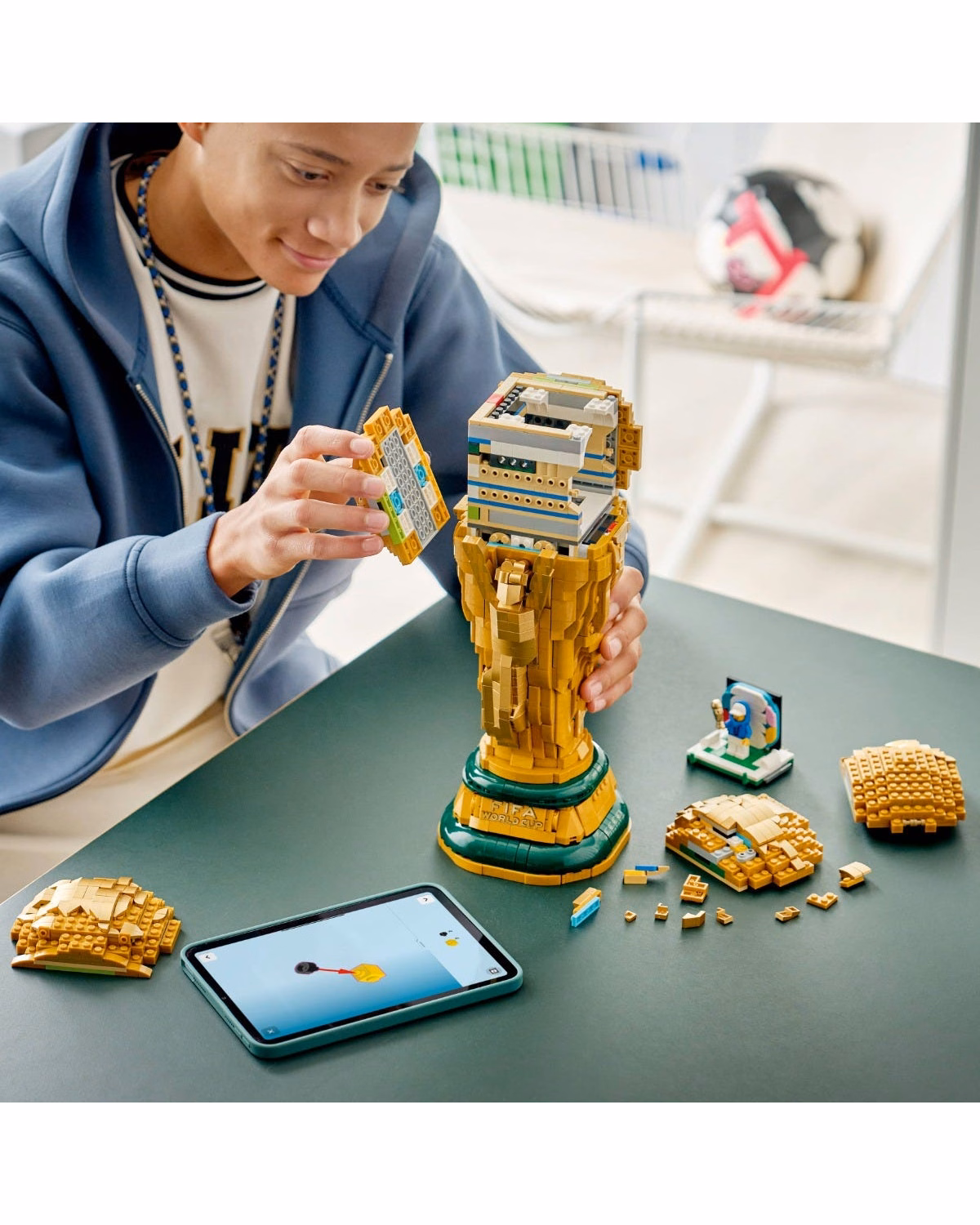 LEGO® Editions FIFA World Cup™ Official Trophy 43020 - 3
